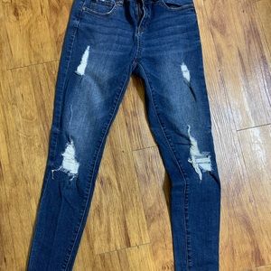 Ripped Skiny Jean